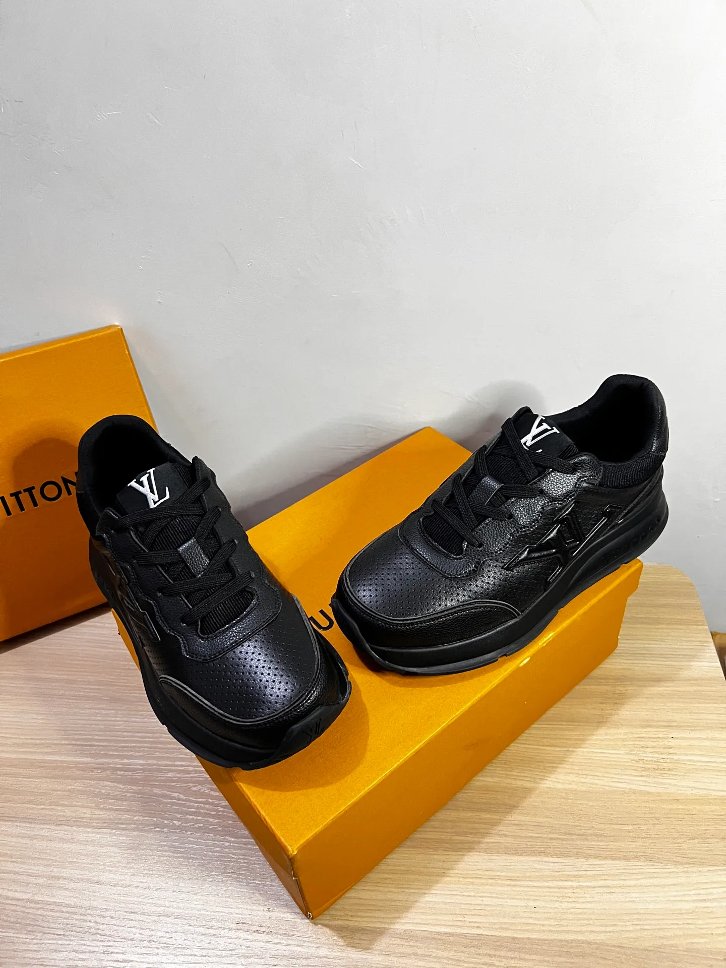Factory price: 438💰LV men's classic casual sneakers. This sneaker is made of soft cow leather and has a classic logo. The classic logo shapes the elegant upper. The thick yet lightweight rubber outsole is embossed with the Louis Vuitton logo. The padded insole and technical lining once again upgrade the comfort experience. The calfskin lining imported from Italy is high-end and comfortable, and the original outsole is light and wear-resistant! Purely handmade, details determine quality! Size: 38-45, customized 45
